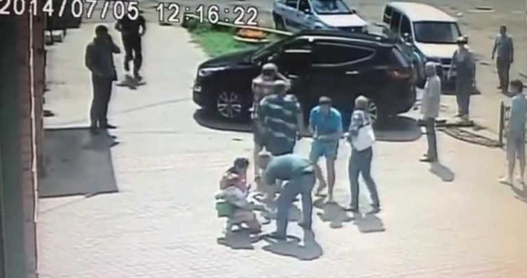 بالفيديو: سيارة تدهس طفلا أمام أعين والديه !